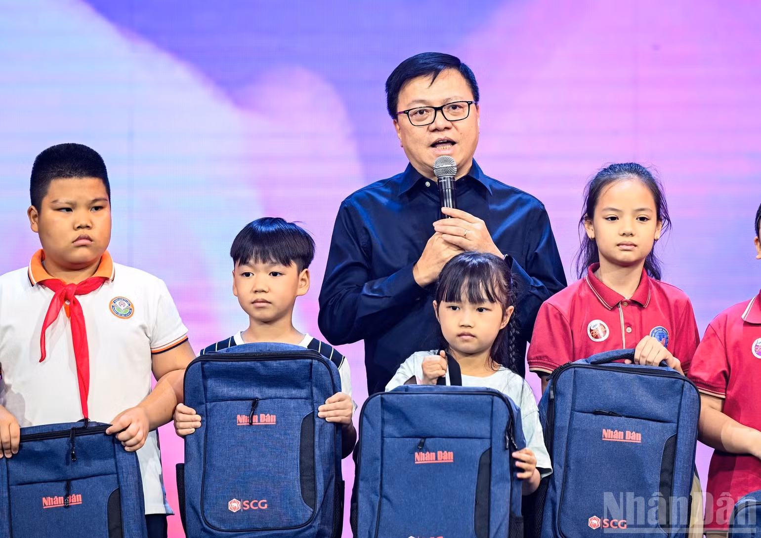 Dans son allocution d’ouverture, le rédacteur en chef du journal Nhân Dân, Le Quoc Minh, souligne : « Dans le cadre de sa mission au service de la population, le journal Nhân Dân souhaite répondre aux aspirations culturelles et artistiques de tous les publics, des personnes âgées aux adultes d’âge moyen, en passant par les plus jeunes. C’est aussi pour cette raison qu’a été créé le programme “Donner des ailes à l’enfance”, qui témoigne une nouvelle fois de l’engagement du journal à proposer au public des espaces culturels riches de sens ». Photo : NDEL