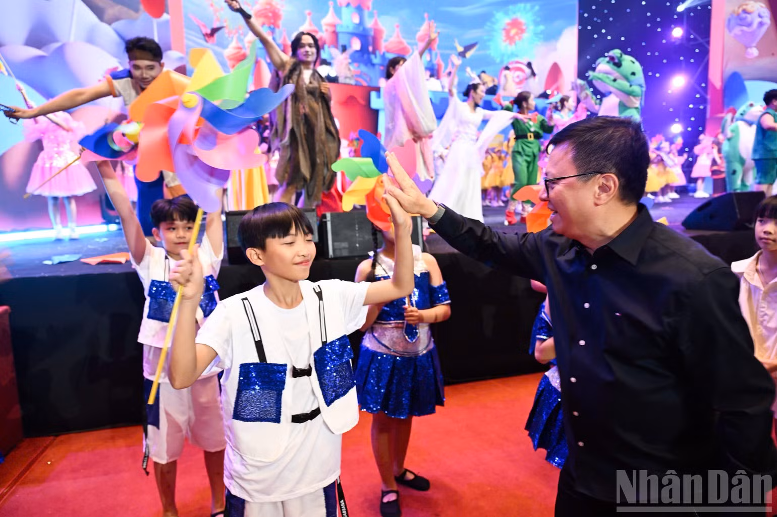 « Donner des ailes à l’enfance » est un spectacle riche en couleurs, en émotions et en souvenirs. Photo : NDEL