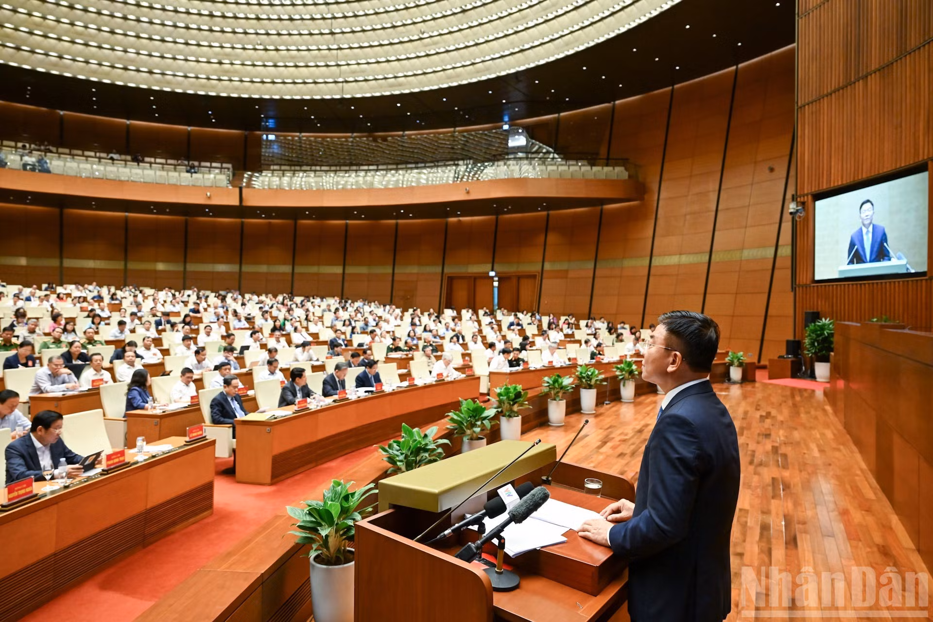 Selon le vice-Premier ministre Lê Thành Long, à partir de 2026, chaque citoyen pourra bénéficier d’un examen médical annuel gratuit. L’assurance maladie devra couvrir plus de 95% de la population, et 100% des dispensaires communaux devront être suffisamment équipés, tant en personnel qu’en matériel. Photo : NDEL