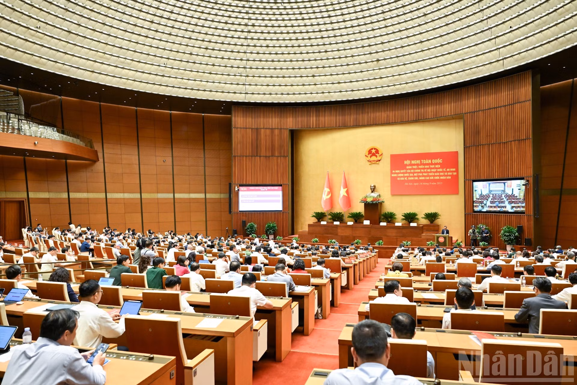 Les participants entendent le Premier ministre Pham Minh Chinh et d’autres rapports thématiques présenter les contenus essentiels et les programmes d’action pour mettre en œuvre les quatre résolutions. Photo : NDEL
