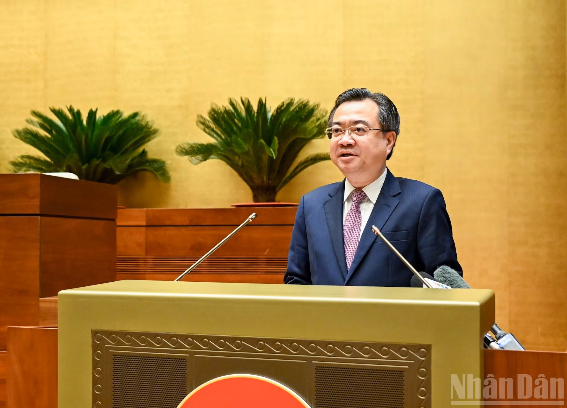 Nguyên Thanh Nghi, chef de la Commission centrale des politiques et stratégies du Parti, présente la Résolution 70 sur la sécurité énergétique nationale à l’horizon 2030, avec vision pour 2045. Photo : NDEL