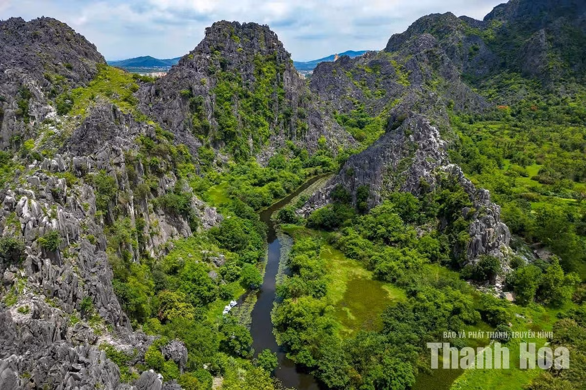 En 2009, Kim Son a été reconnu comme site pittoresque national. Aujourd’hui, il constitue l’une des étapes importantes de l’itinéraire touristique le long du fleuve Ma, qui relie notamment le site du patrimoine culturel mondial de la citadelle de la dynastie Ho. Cela ouvre de nouvelles perspectives pour faire de Kim Son un maillon à part entière des circuits consacrés à la découverte des richesses naturelles, historiques et culturelles de la province de Thanh Hoa. Photo : baothanhhoa.vn