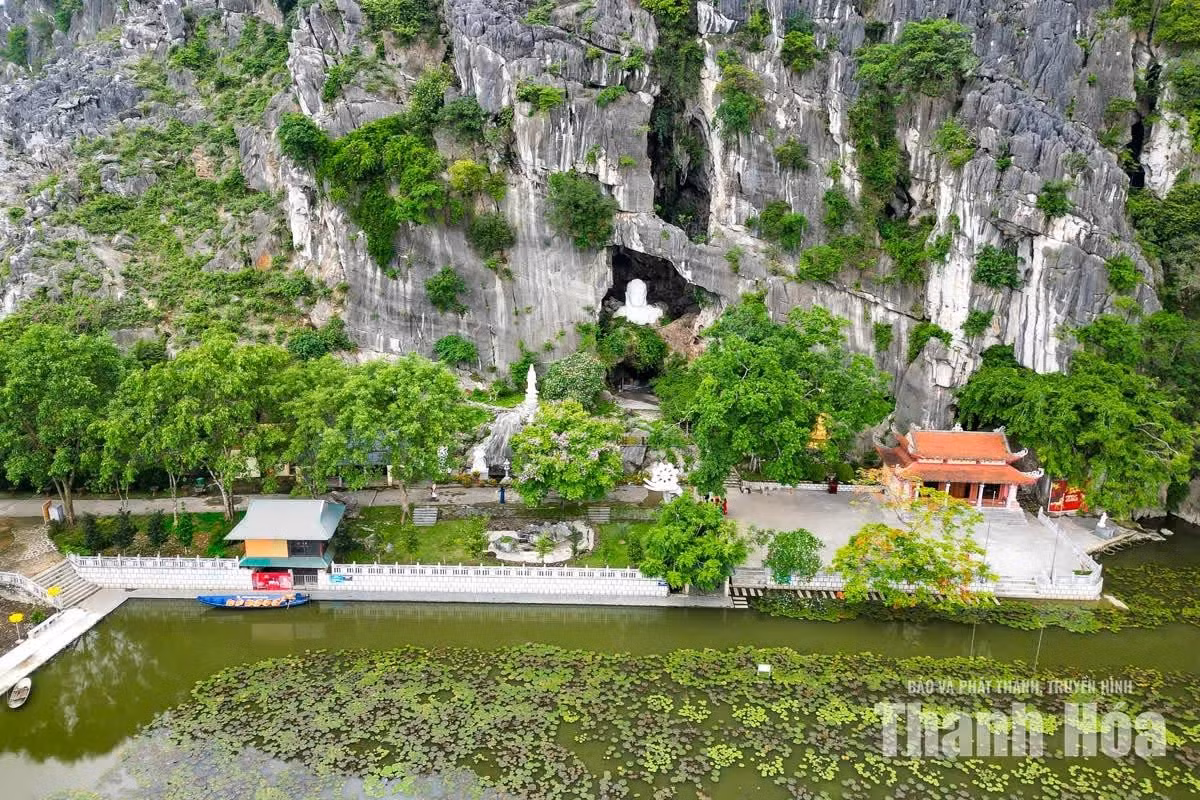Également connue sous le nom de Ngoc Son Linh Ung Thien tu, la pagode se trouve au cœur du site pittoresque de Kim Son. Adossée à une paroi montagneuse et tournée vers une vaste étendue d’eau couverte de nénuphars, elle est entourée de majestueuses montagnes calcaires. L’ensemble crée un espace à la fois ouvert, paisible et empreint de sérénité. Photo : baothanhhoa.vn