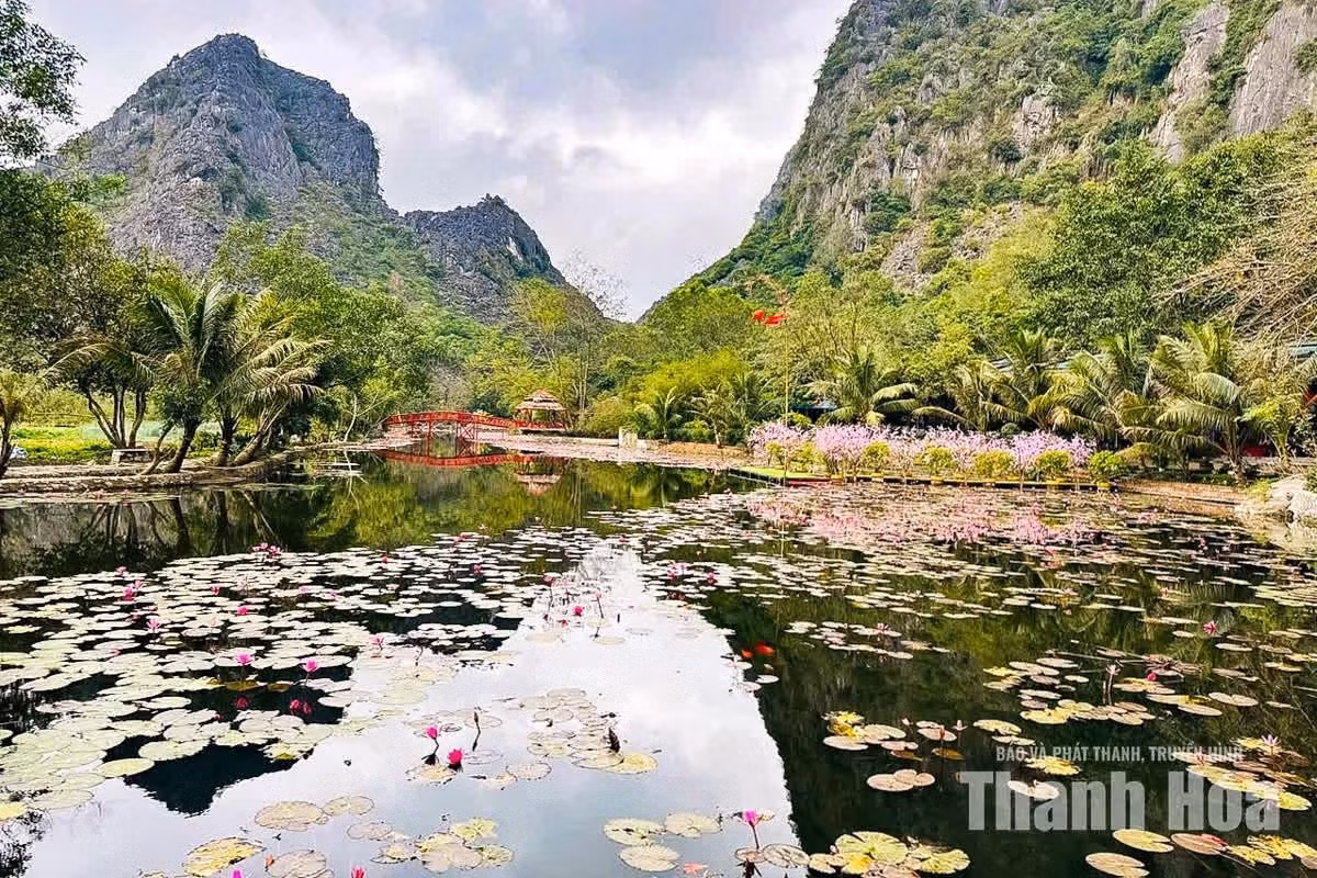 L’un des atouts majeurs de Kim Son réside précisément dans la beauté naturelle du site, qui a été très peu touché par la bétonisation. Montagnes rocheuses, grottes, ruisseau, étendues d’eau, végétation et édifices religieux s’entremêlent harmonieusement pour former un ensemble paysager cohérent. Photo : baothanhhoa.vn