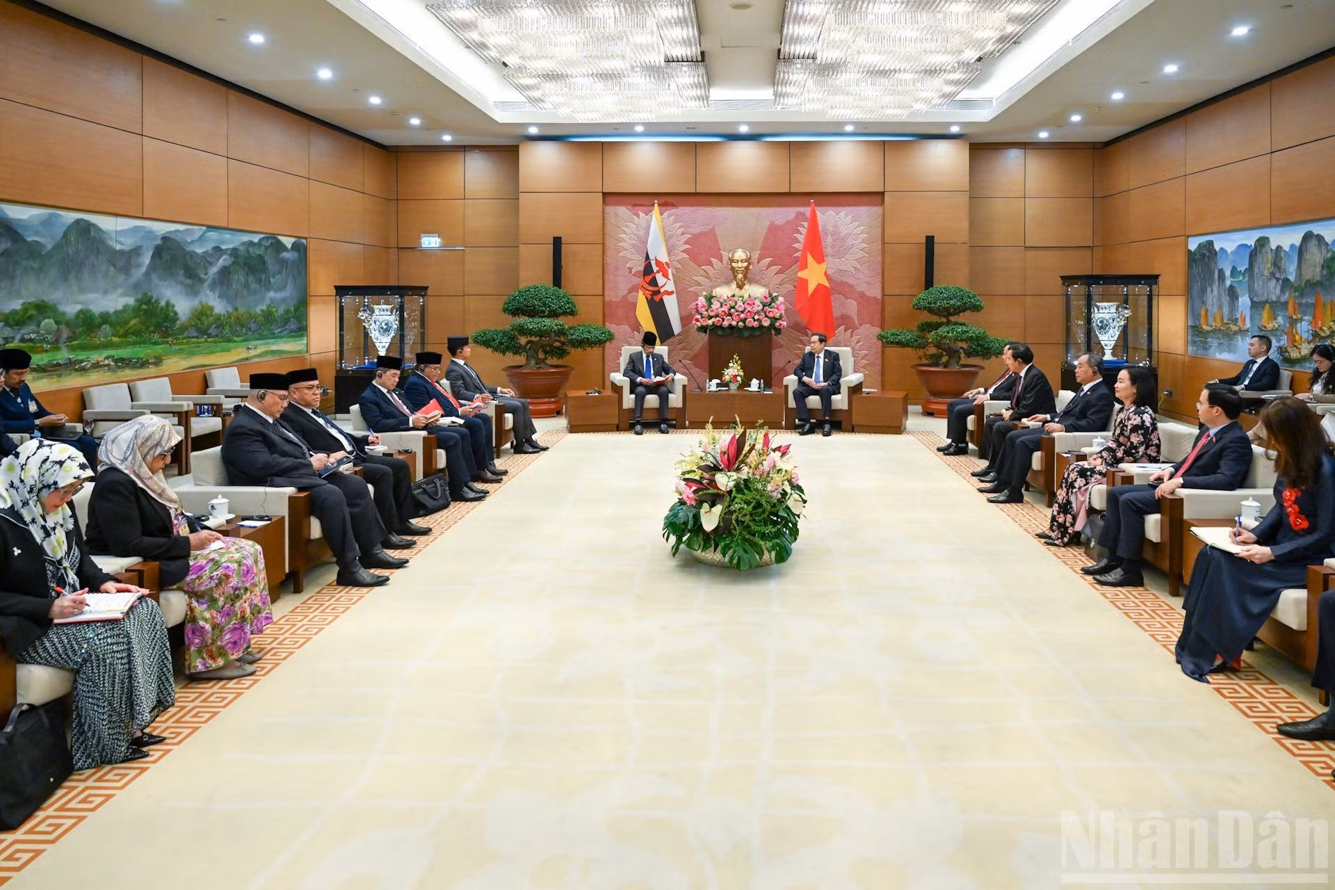 À cette occasion, le sultan Haji Hassanal Bolkiah a cordialement invité le président de l’AN Tran Thanh Man à effectuer une visite à Brunei à un moment approprié. Le dirigeant vietnamien a accepté l’invitation avec plaisir. Photo : Duy Linh/NDEL
