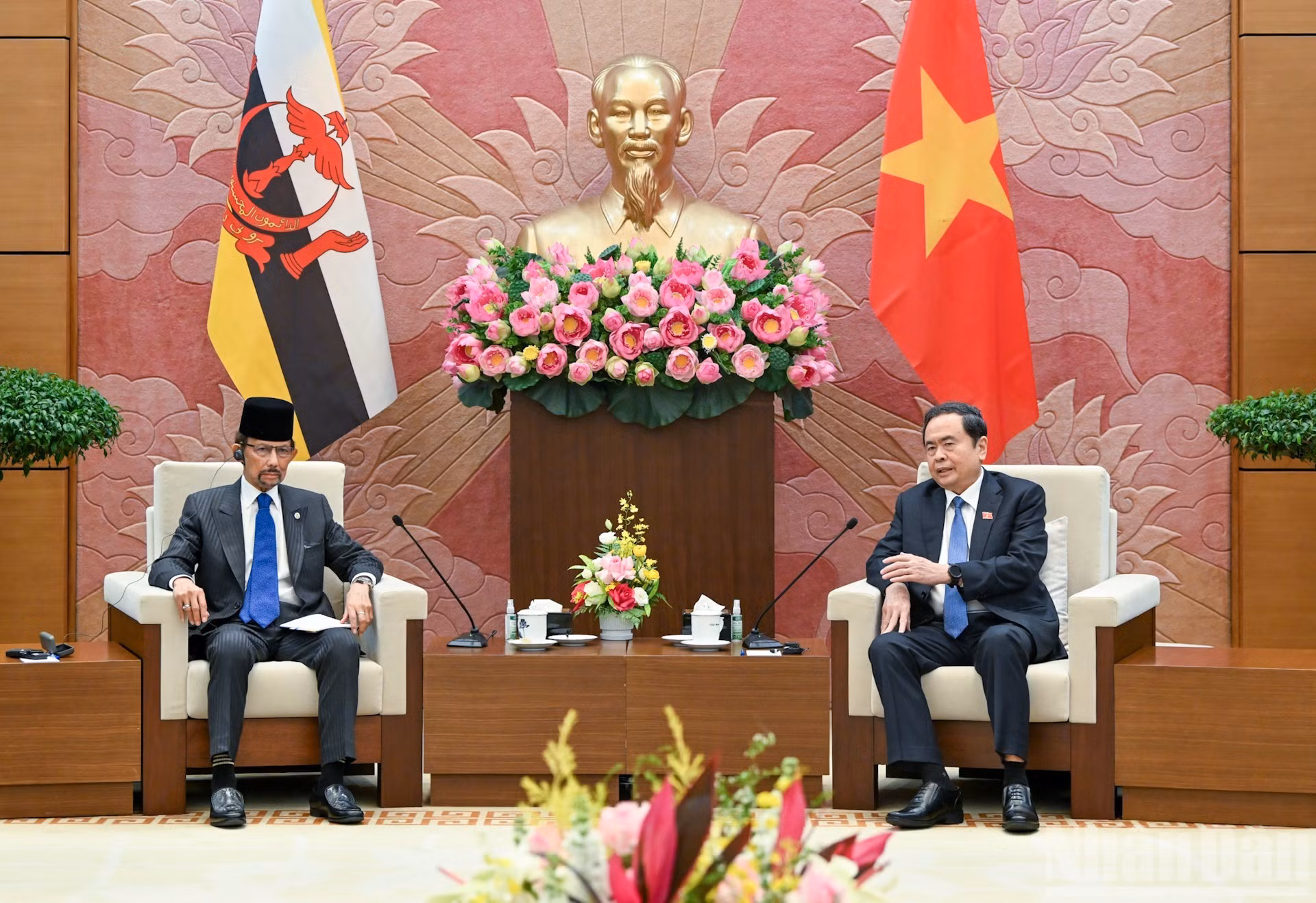 À propos de la coopération parlementaire, le sultan de Brunei a proposé que les organes législatifs du Vietnam et de Brunei continuent de renforcer leur coopération et leur coordination au sein des forums interparlementaires régionaux et internationaux, y compris l’Assemblée interparlementaire de l’ASEAN (AIPA) et l'Union interparlementaire (UIP). Photo : Duy Linh/NDEL