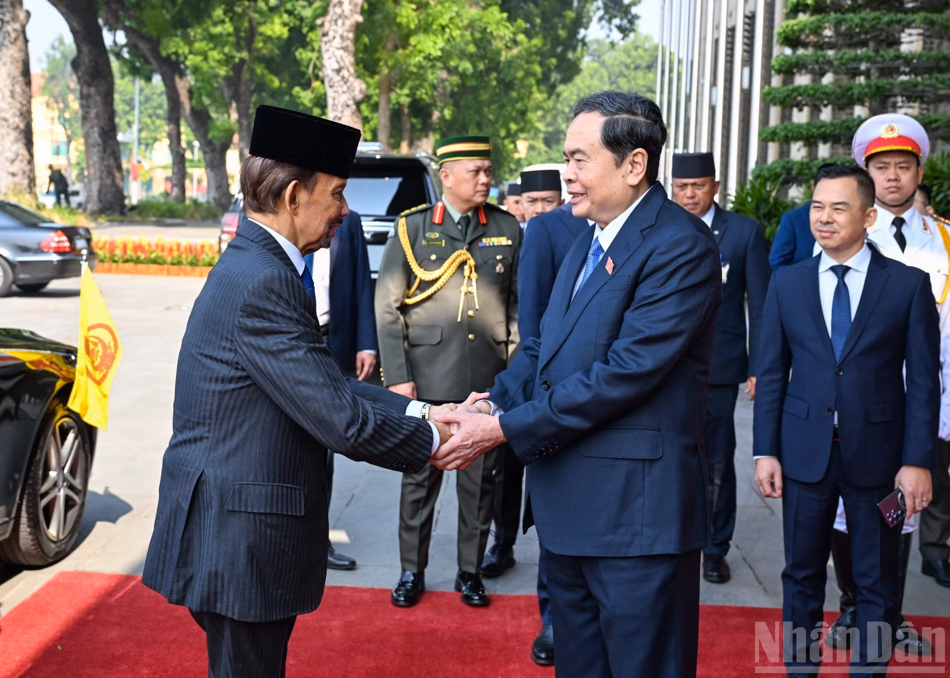 Le président de l’AN vietnamienne Tran Thanh Man accueille solennellement le sultan de Brunei, Haji Hassanal Bolkiah, devant le bâtiment de l’Assemblée nationale. Photo : Duy Linh/NDEL