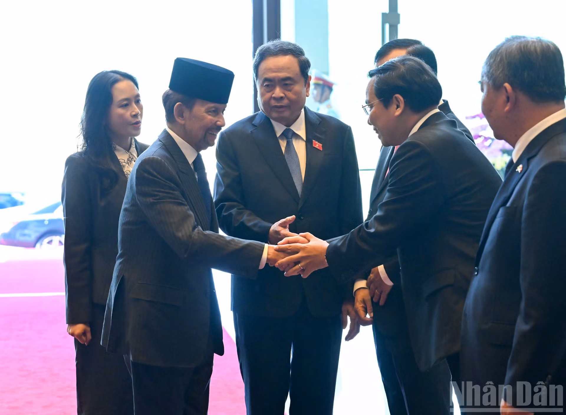 Présentation des membres de la délégation vietnamienne au sultan de Brunei. Photo : Duy Linh/NDEL