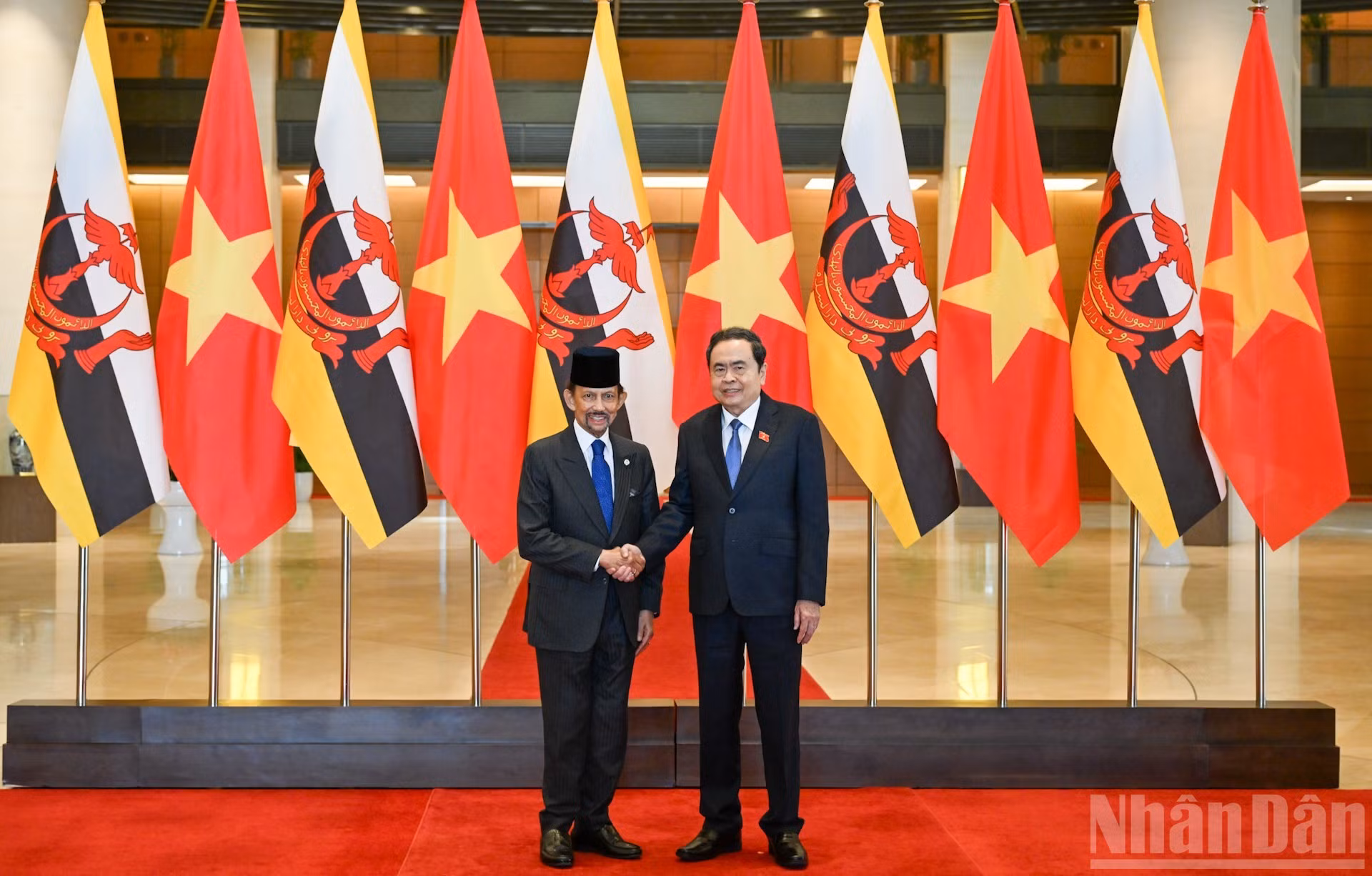 Le président de l'AN vietnamienne, Tran Thanh Man (à droite), et le sultan de Brunei, Haji Hassanal Bolkiah, le 1er décembre à Hanoi. Photo : Duy Linh/NDEL