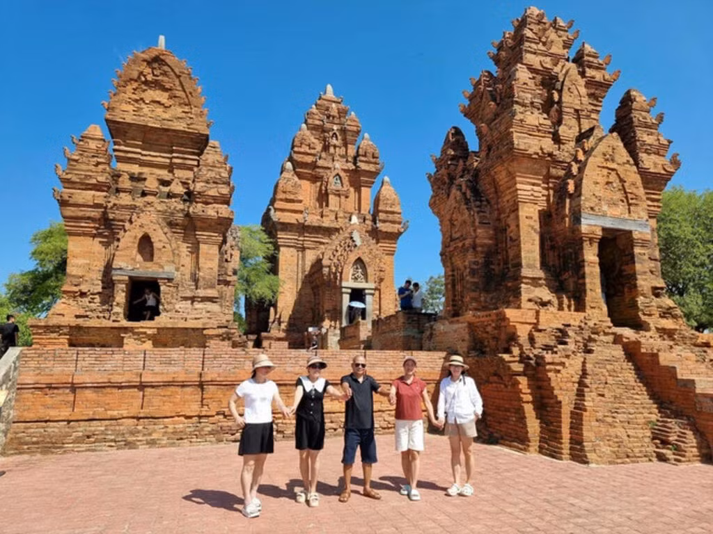 Le site de Po Klong Garai a été classé "Vestige architectural et artistique national spécial" en 2016, et la statue vénérée du roi Po Klong Garai a été désignée "Trésor national" en 2024. Photo : VNA.