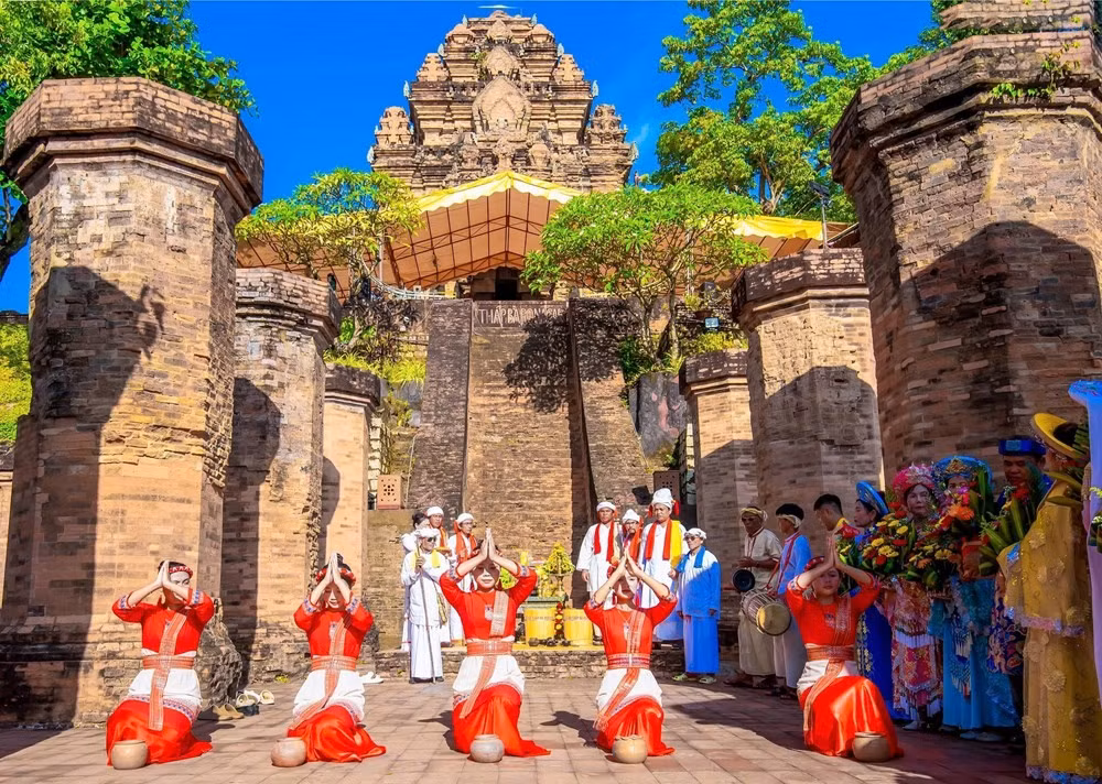 Cérémonie de procession de l'eau aux tours Cham de Po Nagar. Photo : baovanhoa.
