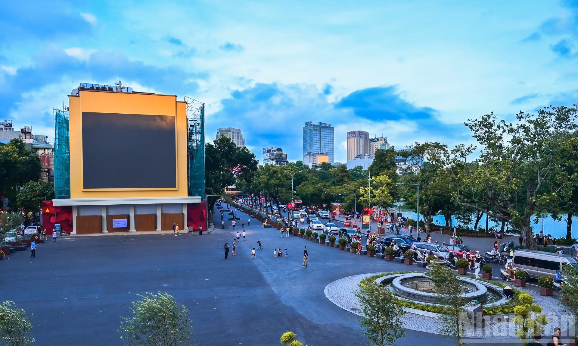 La place, l’un des sites touristiques les plus célèbres et les plus importants du Vietnam, doit son nom à l’école au Dong Kinh Nghia Thuc (École de la Capitale de l’Est pour la Juste cause), une école progressiste fondée par des érudits vietnamiens en 1907 pour promouvoir l’éducation moderne et le patriotisme. Photo : Bao Long/NDEL
