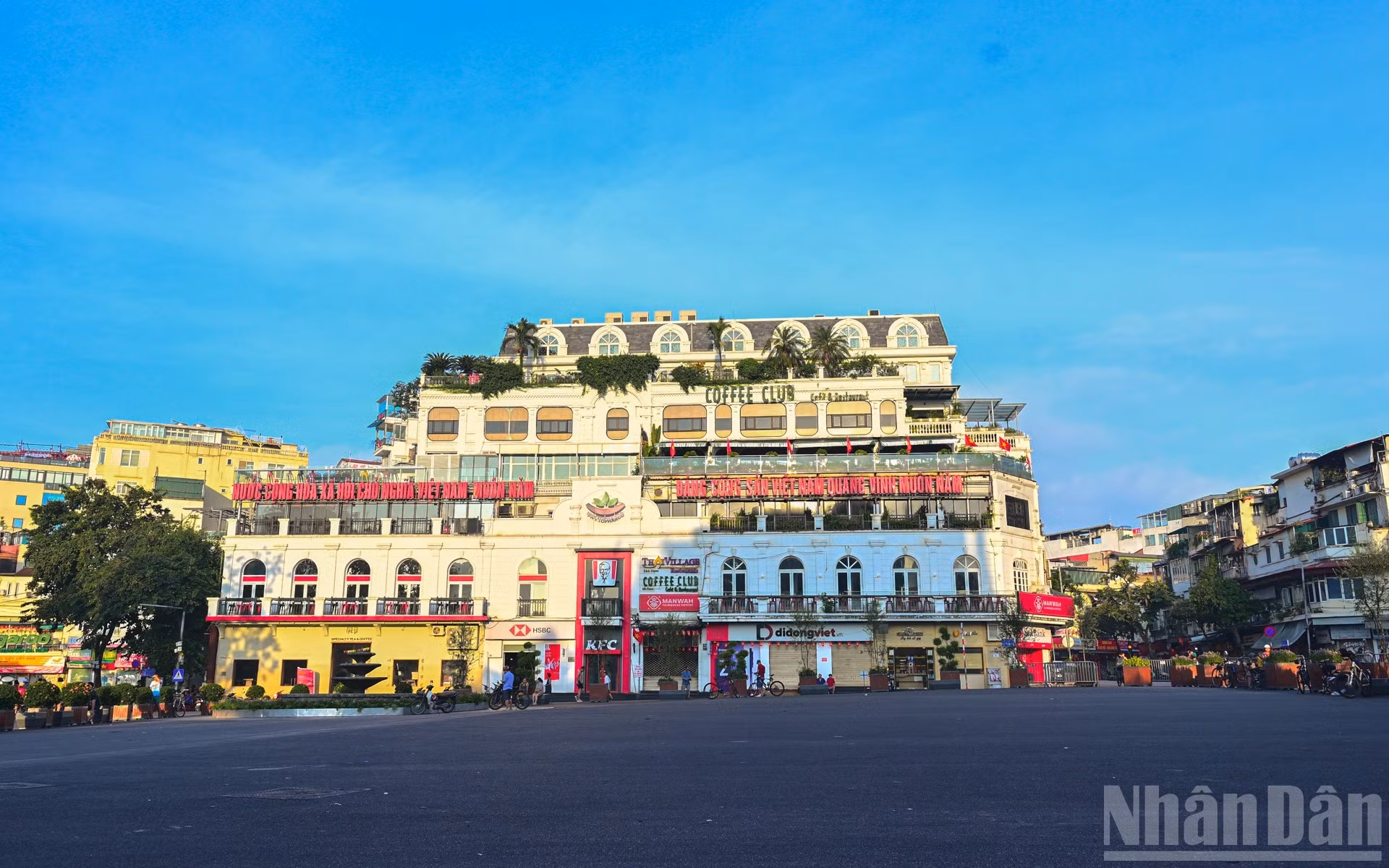 Après trois mois de travaux, les autorités de l’arrondissement de Hoan Kiưm ont achevé la première phase de rénovation de la place Dong Kinh Nghia Thuc, agrandissant la zone à 1,4 ha. Cette place est considérée comme faisant partie du "patrimoine vivant", un espace ouvert à la vie des gens et aux activités culturelles de la capitale. Photo : Bao Long/NDEL