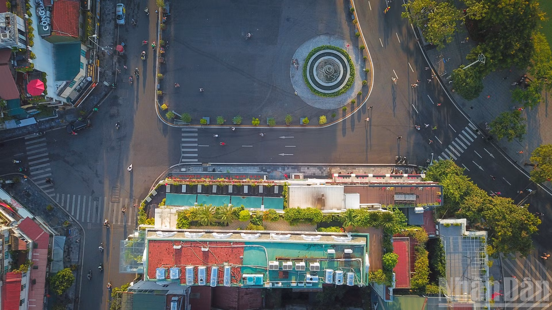 Cette démolition marque la première étape d’un plan de revitalisation de la place Dong Kinh Nghia Thuc, un espace symbolique reliant deux zones patrimoniales majeures : le complexe du lac Hoan Kiem et du temple Ngoc Son au sud et le vieux quartier historique au nord. Photo : Bao Long/NDEL