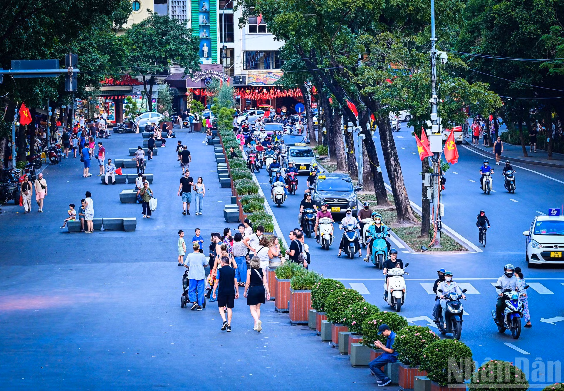 La rue Dinh Tien Hoang a été transformée en zone piétonne avec de nouveaux espaces verts suite à l’aménagement de la circulation. Photo : Bao Long/NDEL