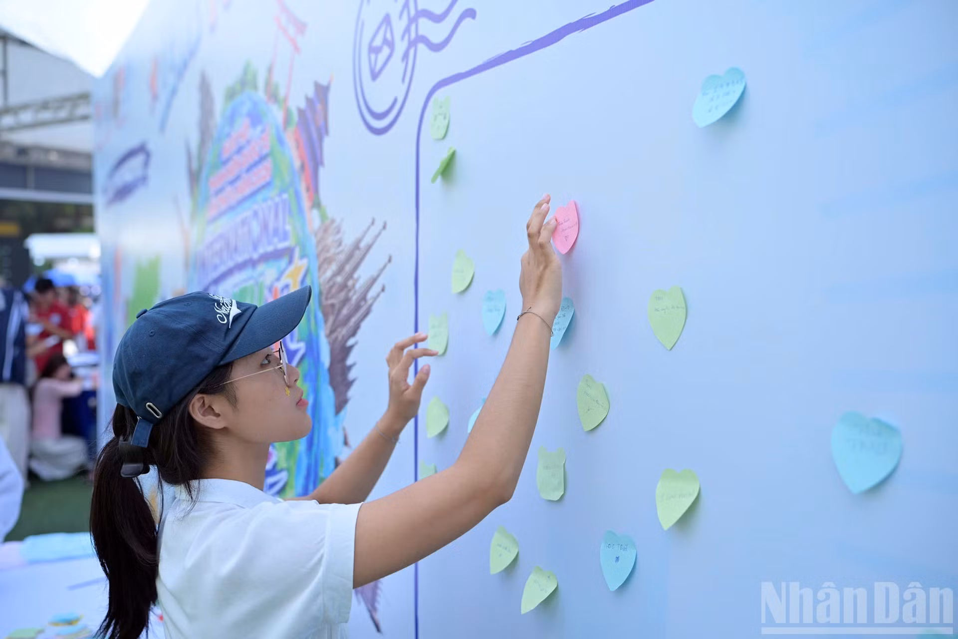 Ceux qui terminent le parcours avec au moins dix autocollants peuvent recevoir des souvenirs, prendre des photos dans un photobooth et obtenir auprès des organisateurs un certificat attestant leur « bonne intégration – citoyenneté mondiale ». Photo : NDEL
