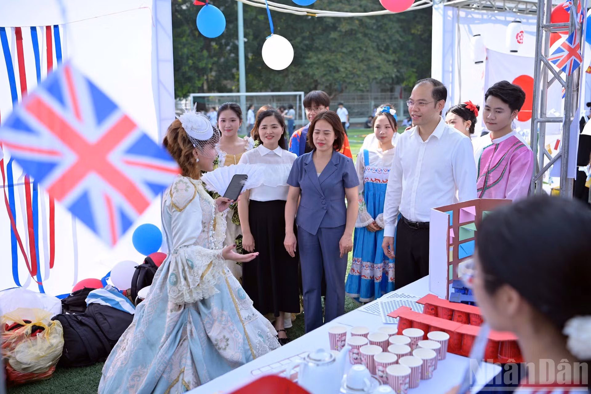 Les traditions vietnamiennes occupent également une place de choix tout au long du festival, offrant aux visiteurs étrangers un aperçu de la culture, de la population et des richesses singulières du pays. Photo : NDEL