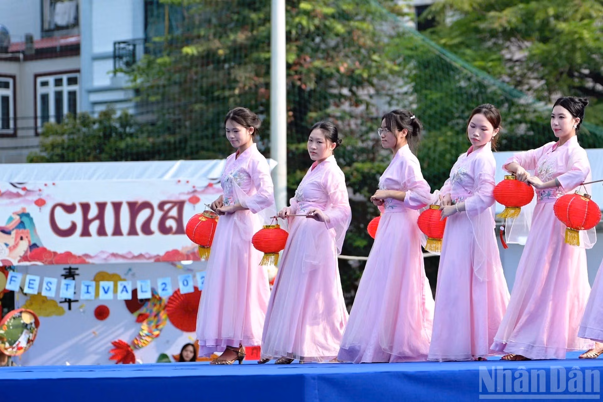 L’activité « Mission de connexion » accompagne les participants tout au long du parcours. Elle encourage les jeunes à sortir de leur zone de confort, à aller vers les autres et à faire connaissance avec une nouvelle personne, en privilégiant les rencontres entre étudiants vietnamiens et internationaux. Photo : NDEL