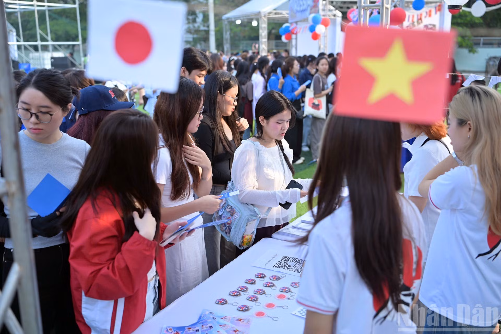 Placé sous le slogan « Hanoï – Rencontrer, découvrir, se connecter, rayonner », le 4e Festival international de la jeunesse est organisé par l’Union de la jeunesse communiste Hô Chi Minh et l’Association des étudiants de la ville de Hanoï. Il entend offrir aux étudiants un cadre propice au développement de deux des critères du titre d’« Étudiant aux cinq qualités » : une bonne intégration internationale et une bonne condition physique. Une distinction qui constitue un objectif pour de nombreux jeunes tout au long de leur parcours universitaire. Photo : NDEL