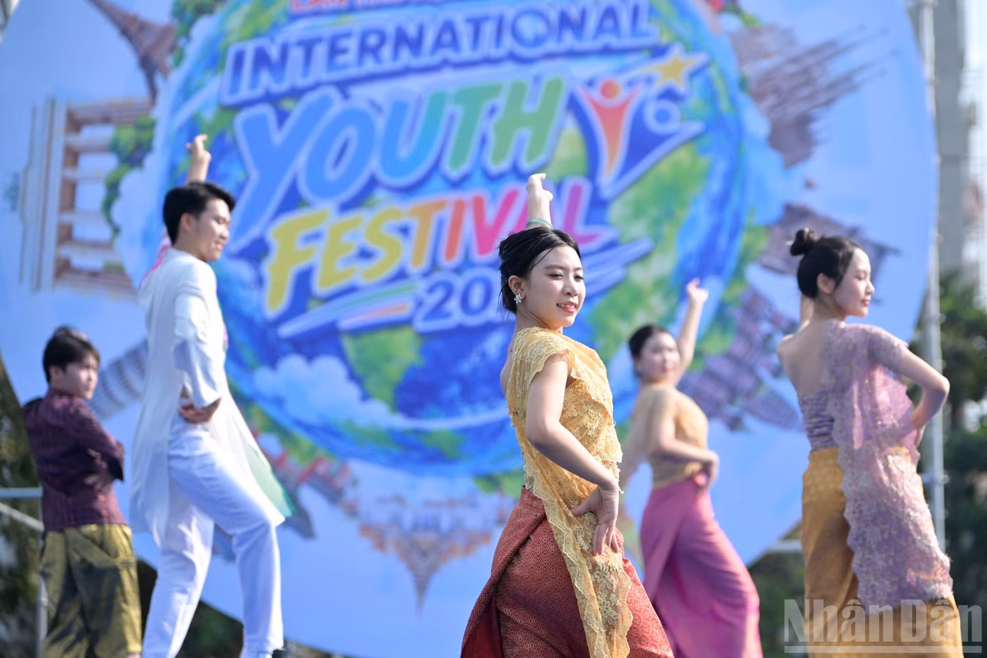 Le carnaval s’achève sur une interprétation collective de « We Are the World », offrant une image symbolique d’une jeunesse unie par l’amitié, la solidarité et la paix. La diversité culturelle n’y est pas un facteur de séparation, mais un formidable vecteur de rapprochement entre les peuples. Photo : NDEL