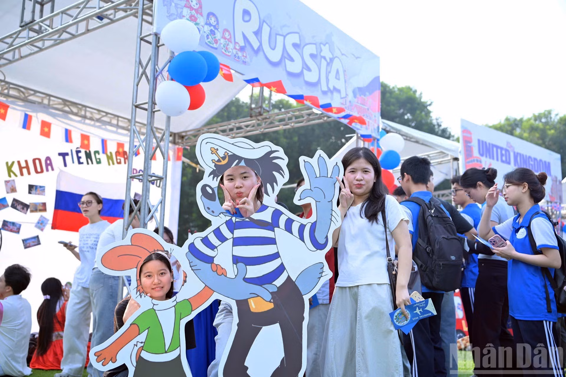 Le temps fort du festival est un voyage à travers un monde en miniature, au cœur de Hanoï. Chaque activité devient une étape de découverte permettant aux participants de se familiariser avec les cultures de différents pays et de rencontrer des jeunes venus du monde entier. Photo : NDEL