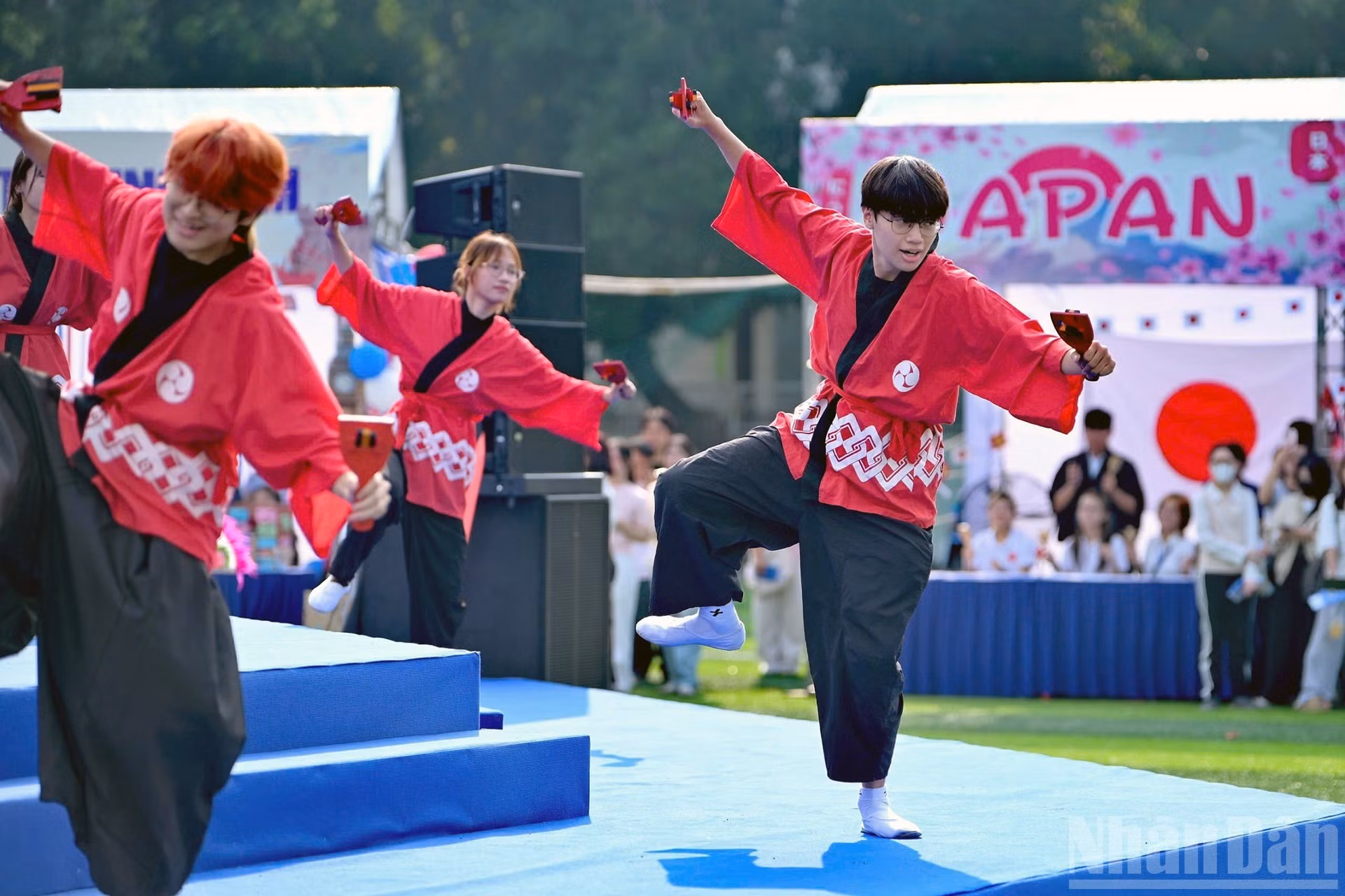 Au-delà des échanges culturels, le festival propose également des activités sportives et des jeux traditionnels autour du thème « Un monde sans frontières ». Des équipes représentant plusieurs pays s’y affrontent dans une ambiance animée, où esprit d’équipe, agilité et coordination sont à l’honneur. Photo : NDEL