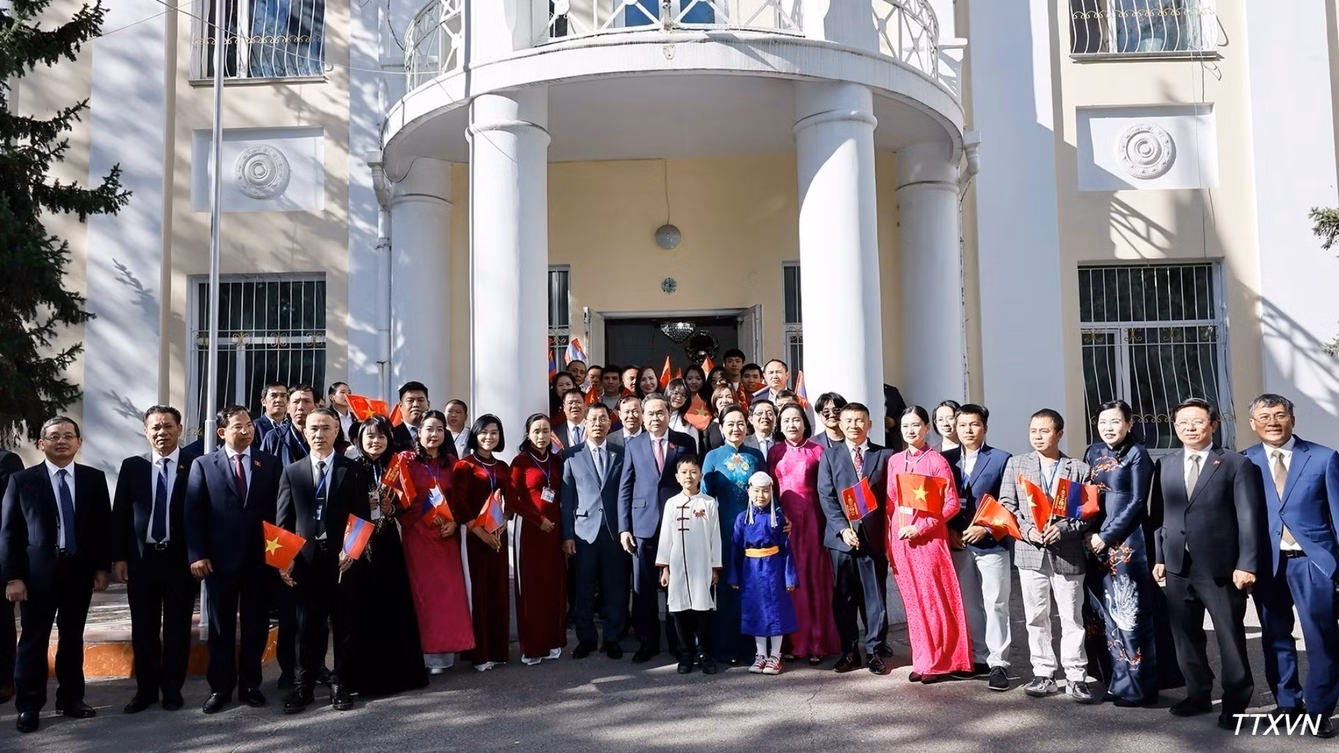 Le président de l’AN Tran Thanh Man et son épouse Nguyen Thi Thanh Nga avec des responsables et employés de l’ambassade du Vietnam ainsi que des représentants de la communauté vietnamienne en Mongolie. Photo : VNA