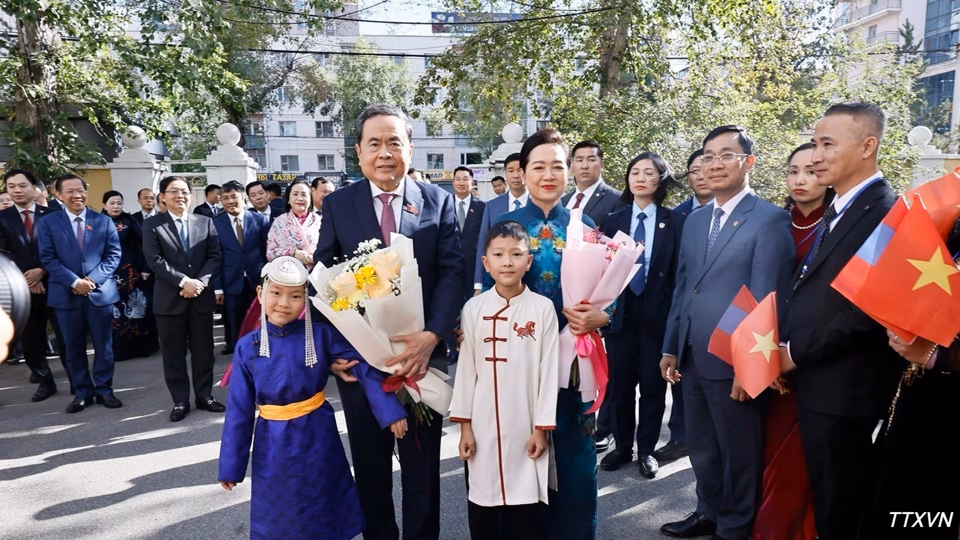 Le président de l’AN Tran Thanh Man a souhaité que la communauté vietnamienne en Mongolie continue de promouvoir la solidarité et l’entraide, s’efforce de stabiliser ses conditions de vie, de travailler, d’étudier et de bien s’intégrer à la société locale. Il l’a également encouragée à préserver l’identité culturelle nationale, notamment la langue vietnamienne, à rester attachée à la Patrie et à contribuer activement au renforcement des relations d’amitié traditionnelle entre le Vietnam et la Mongolie. Photo : VNA