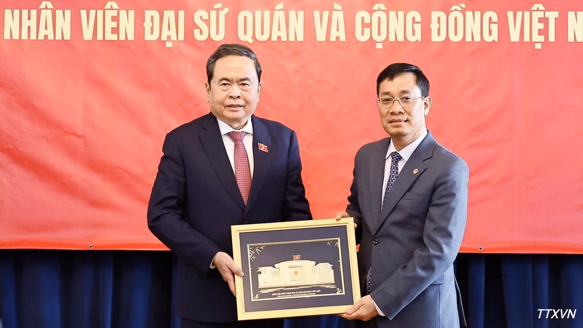 Le président de l'AN vietnamienne, Tran Thanh Man (à gauche), remet un cadeau souvenir à l'ambassade du Vietnam en Mongolie. Photo : VNA