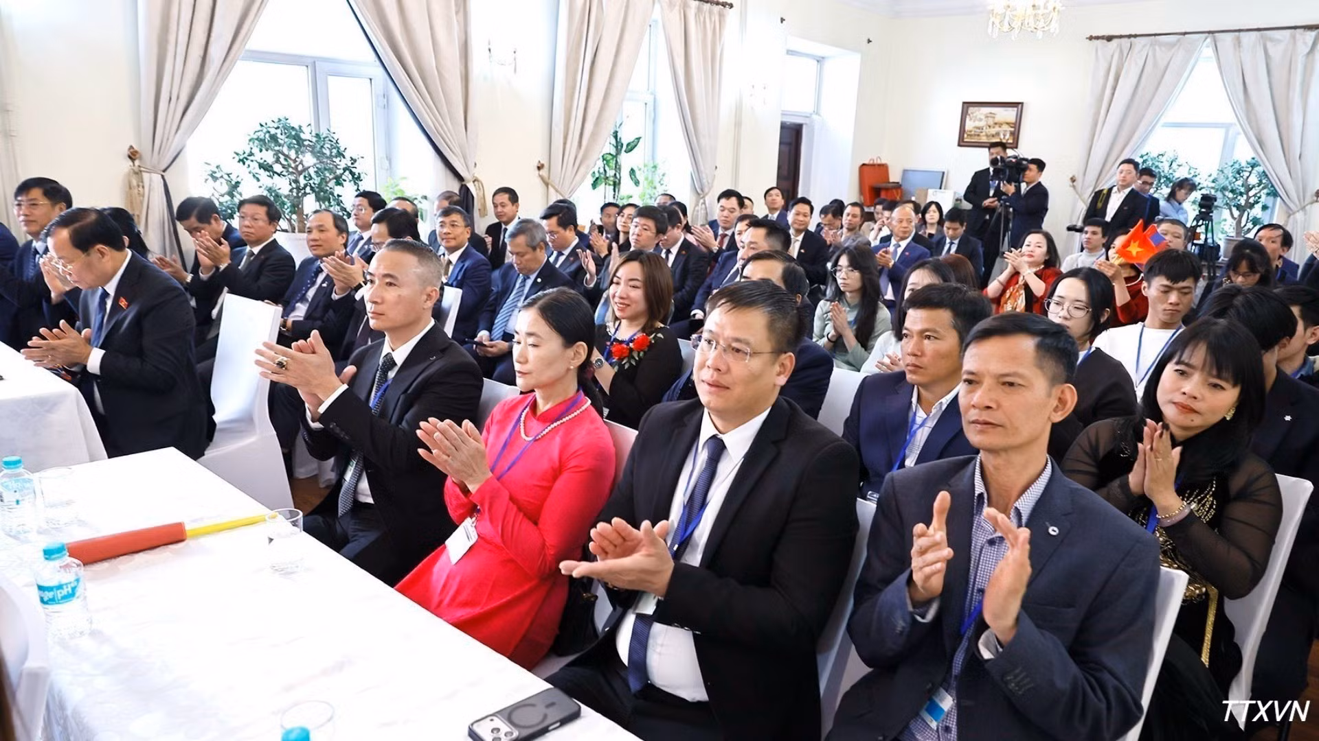 Les représentants de la communauté vietnamienne en Mongolie ont exprimé leur émotion et leur reconnaissance pour l’attention accordée par les dirigeants du Parti et de l’État. Ils ont estimé que ces rencontres contribuaient à renforcer leur attachement à la Patrie et leur sentiment d’appartenance à la communauté vietnamienne à l’étranger. Photo : VNA