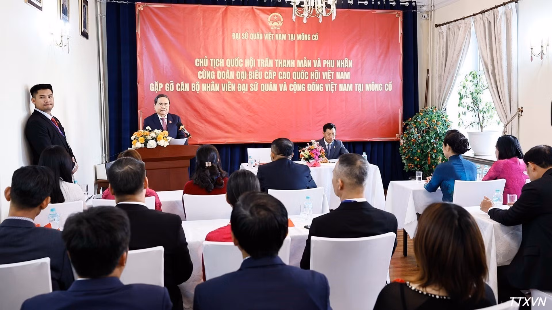 Le président de l’AN vietnamienne Tran Thanh Man prend la parole lors de la rencontre. Photo : VNA