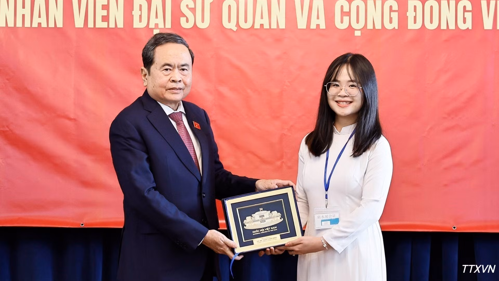 Le président de l'AN vietnamienne, Tran Thanh Man (à gauche), remet un cadeau souvenir à des représentants de la communauté vietnamienne en Mongolie. Photo : VNA