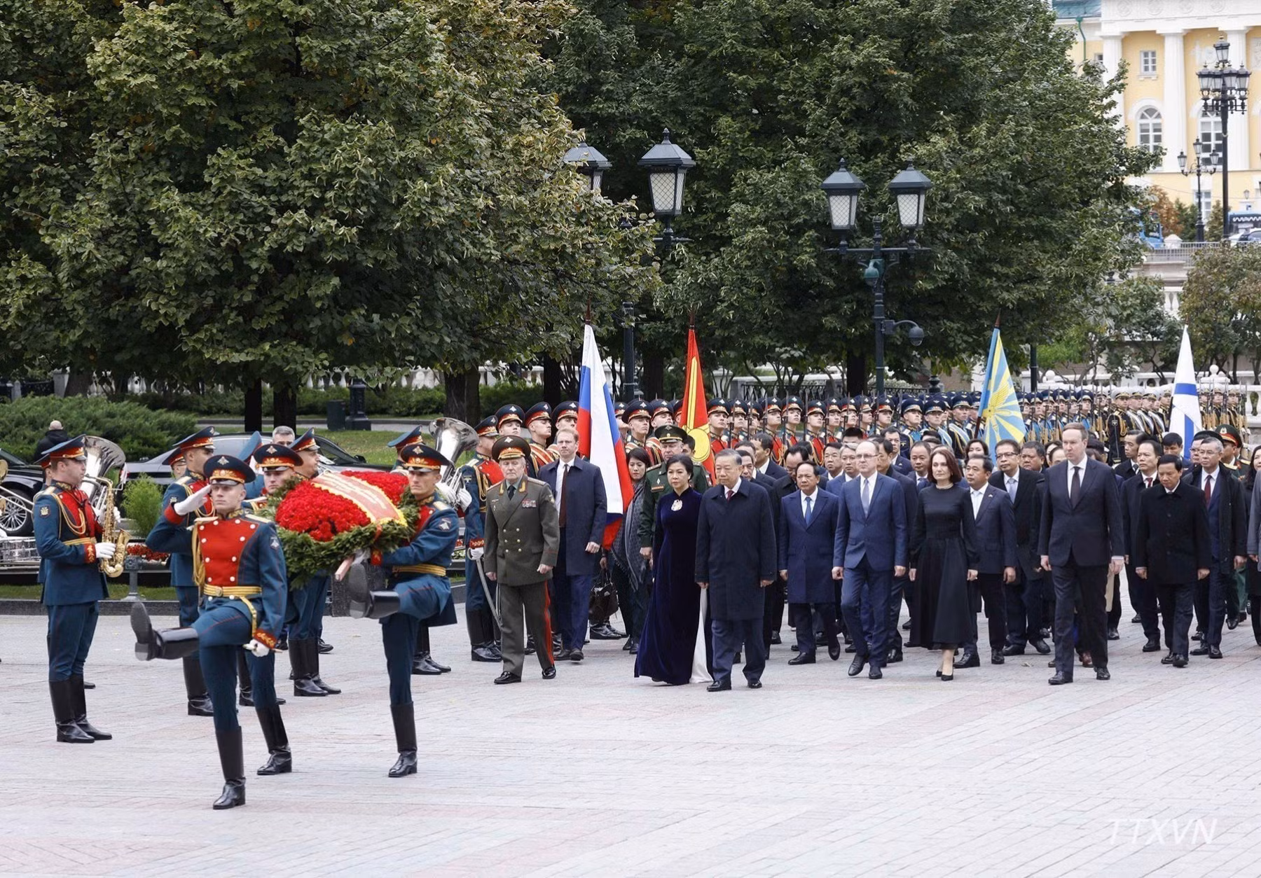 Le SG du PCV et président vietnamien, To Lam, son épouse et la délégation vietnamienne déposent une gerbe de fleurs à la Tombe du Soldat inconnu, située dans le jardin Alexandre, près du Kremlin. Photo : VNA