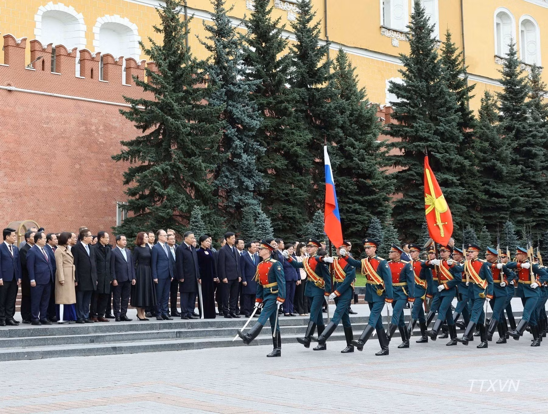 La garde d'honneur défile lors de la cérémonie de dépôt des fleurs à la Tombe du Soldat inconnu à Moscou. Photo : VNA