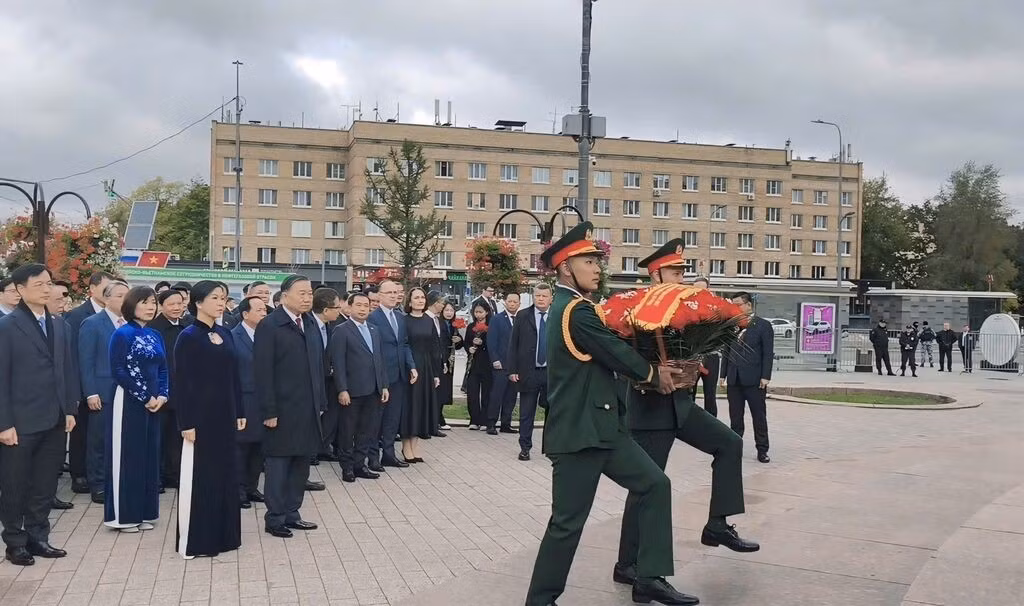 Le SG du PCV et président vietnamien, To Lam, rend hommage au monument dédié au Président Ho Chi Minh à Moscou. Photo : VNA