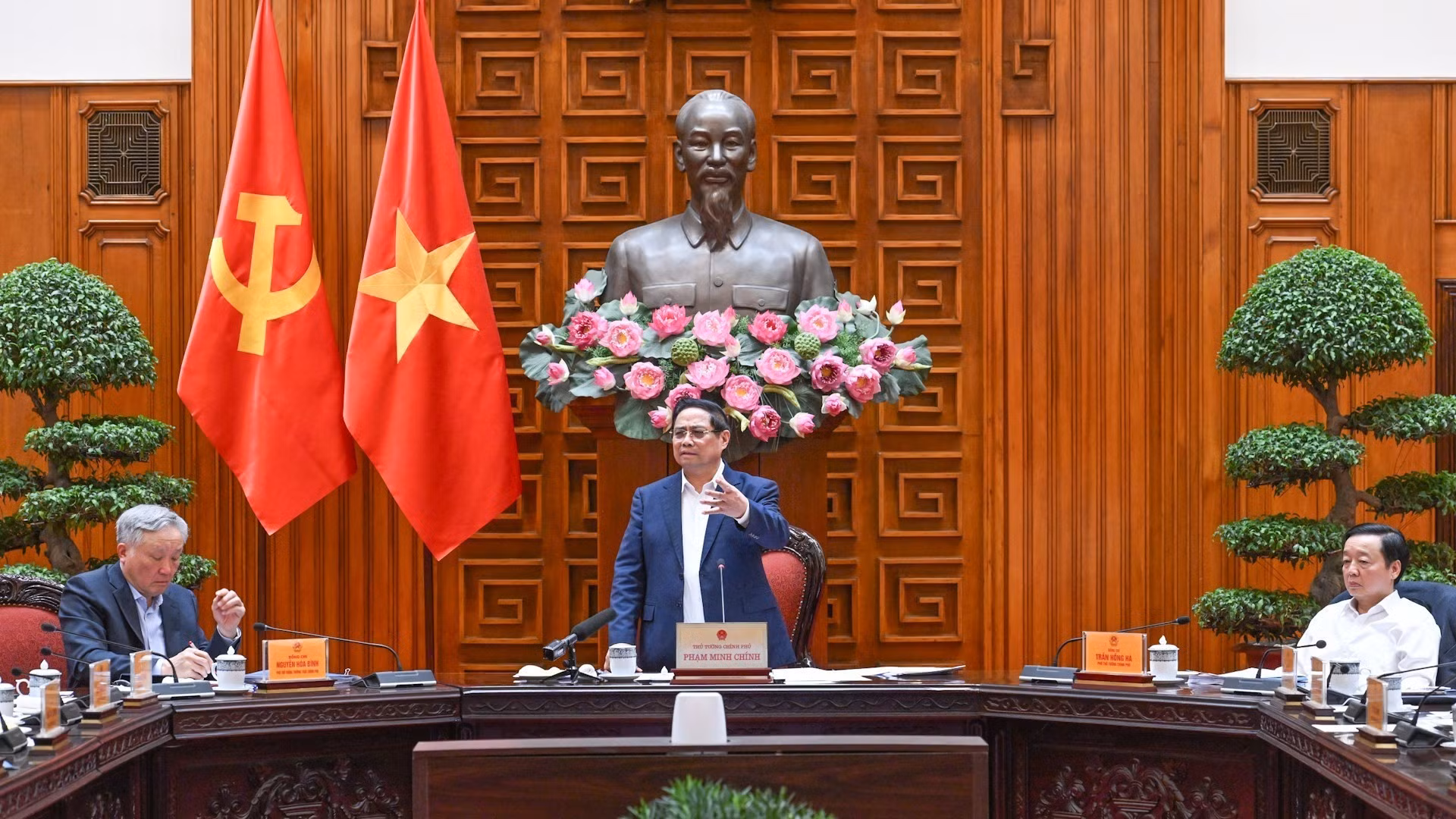 Le Premier ministre Pham Minh Chinh (debout) lors de la réunion. Photo : NDEL