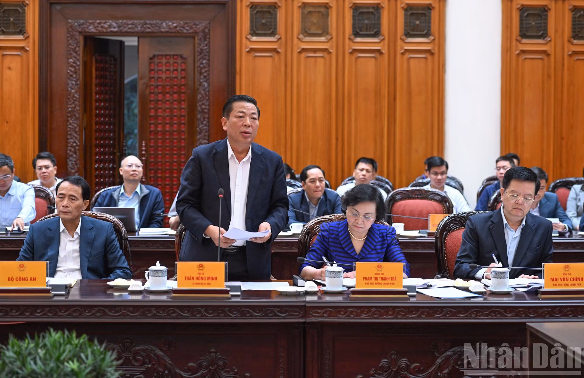 Le ministre de la Construction, Tran Hong Minh, présente son rapport lors de la réunion. Photo : Tran Hai/NDEL