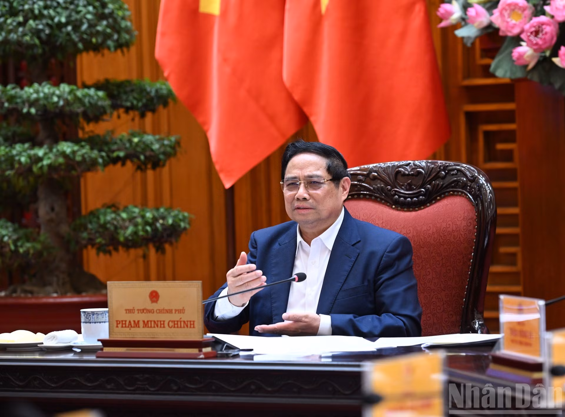Le Premier ministre Pham Minh Chinh préside la réunion de la permanence du gouvernement avec les ministères et les représentants de Hanoï et Hô Chi Minh-Ville pour discuter des principaux projets ferroviaires. Photo : Tran Hai/NDEL