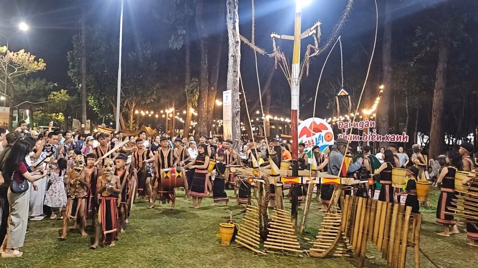 Les touristes découvrent l'espace culturel des gongs dans le quartier de Pleiku, province de Gia Lai. Photo : NDEL.