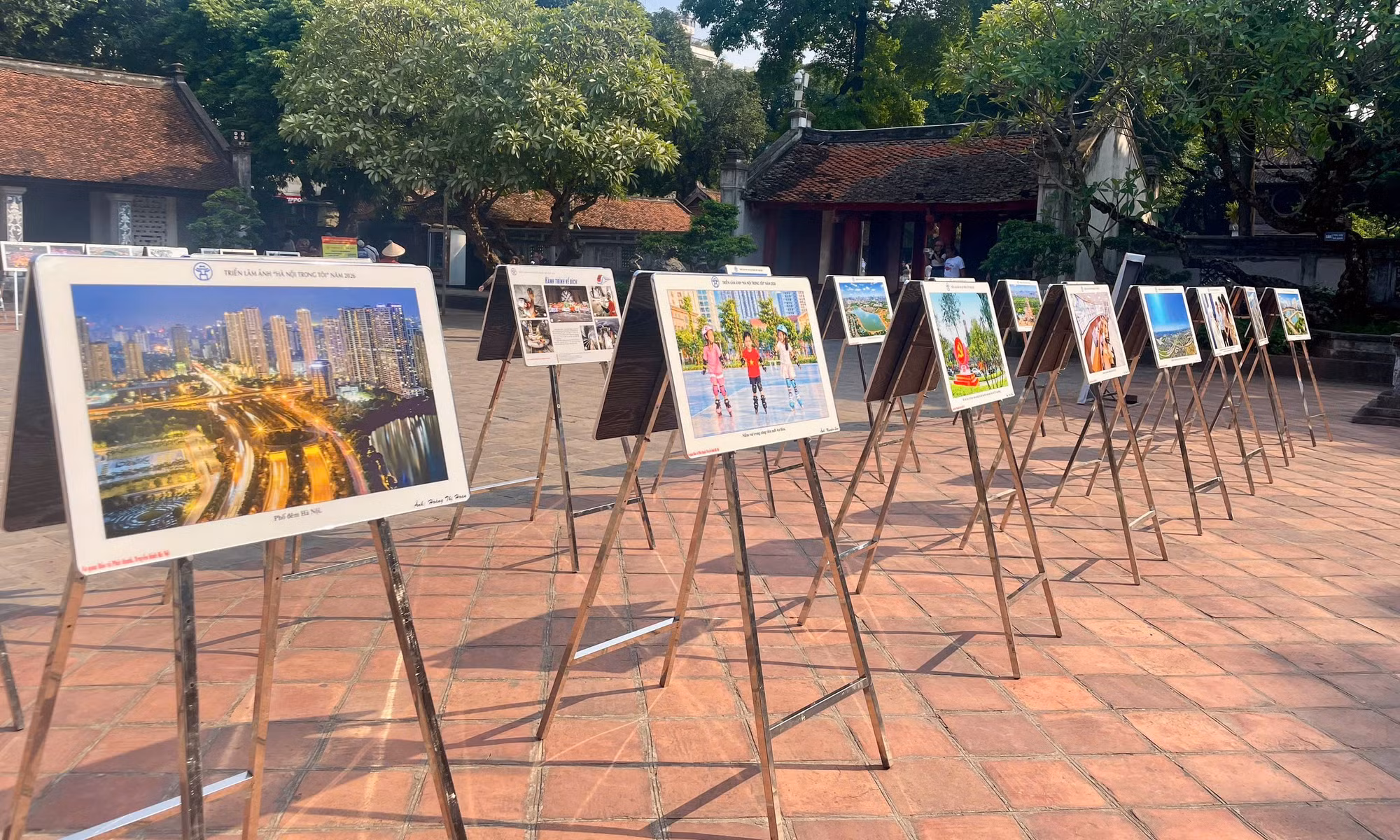 Lors de l’exposition photographique « Hanoï dans mon cœur ». Photo : vanhoavaphattrien.vn