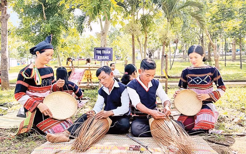 Le peuple Ba Na dans la province de Gia Lai préserve son artisanat traditionnel de tissage. Photo : NDEL