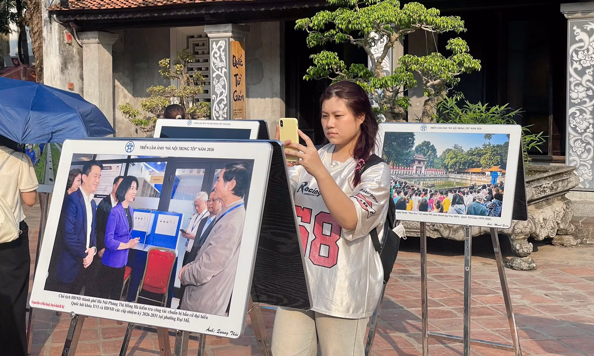 Les jeunes viennent à l'exposition pour en savoir plus sur les changements qui s'opèrent dans la capitale. Photo : vanhoavaphattrien.vn