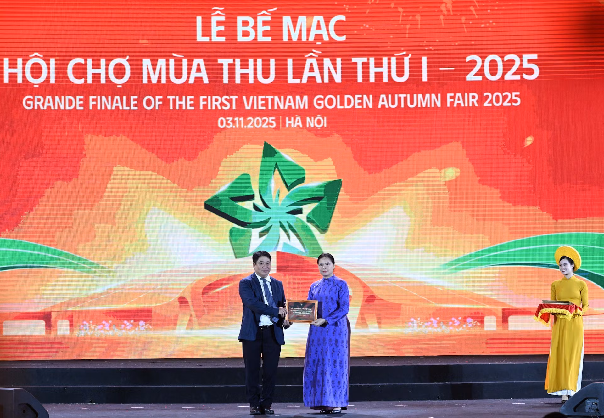 La vice-présidente du Comité central du Front de la Patrie du Vietnam, Ha Thi Nga (à droite), reçoit des dons du groupe d'Électricité du Vietnam (EVN). Photo : Tran Hai/NDEL
