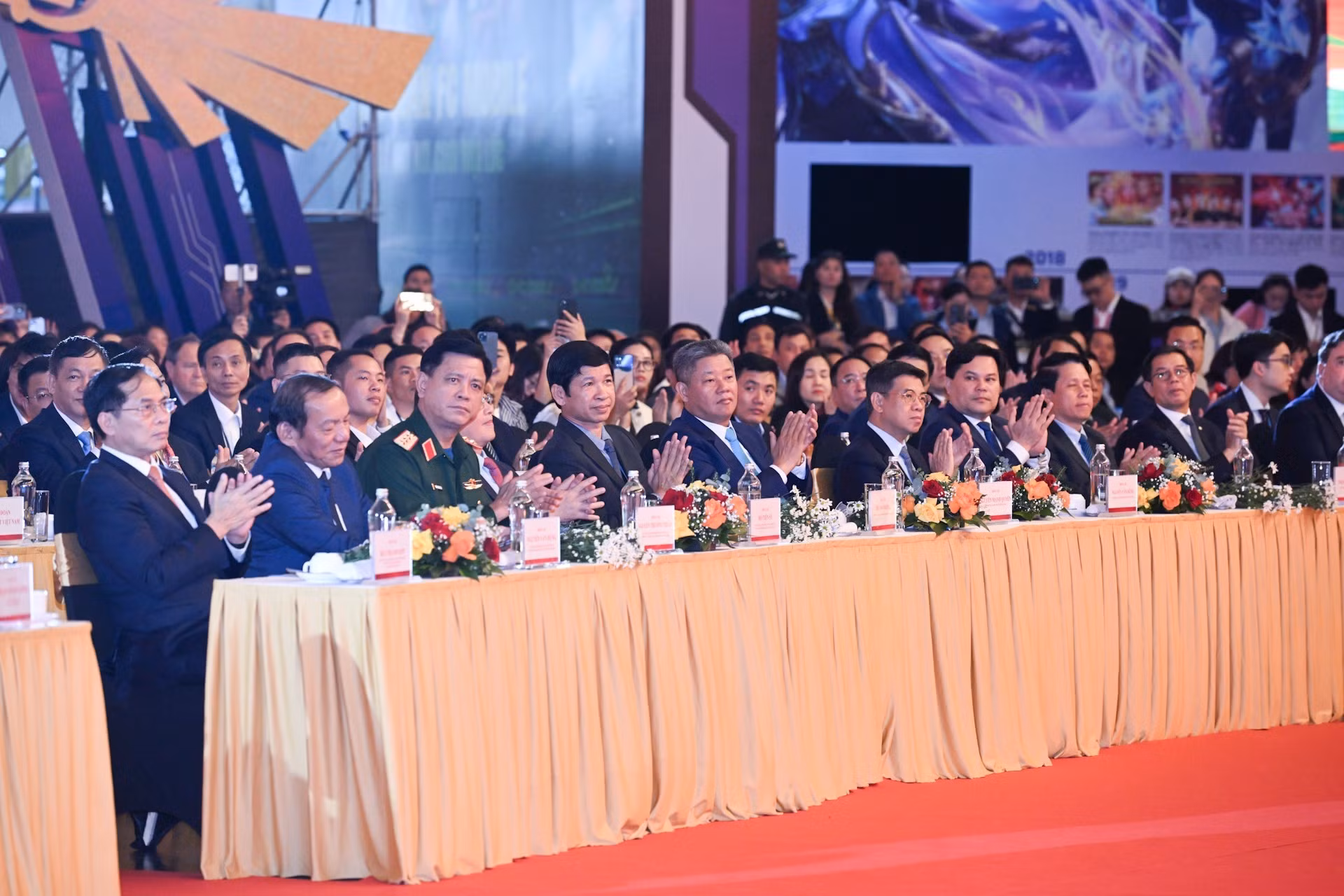 Pour le Premier ministre, le succès de cette première édition prouve que le marché vietnamien n’est pas seulement attractif par sa taille et sa croissance, mais aussi par sa stabilité, sa sécurité et son ouverture aux investisseurs internationaux. Photo : Tran Hai/NDEL