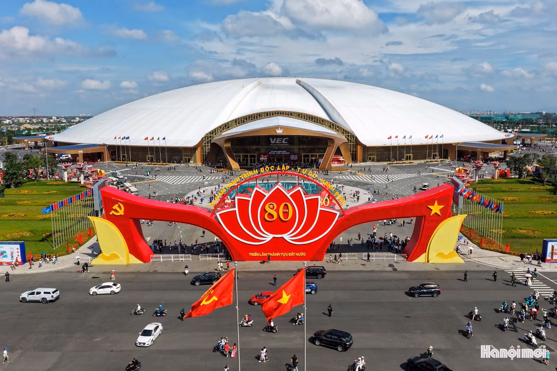Après près de dix mois de travaux, le Centre national des expositions (VEC) a été inauguré le 19 août 2025 à Dông Anh (Hanoï). Il est appelé à devenir le plus grand complexe d’exposition d’Asie du Sud-Est et figure déjà parmi les dix plus vastes au monde. Porté par Vingroup, l’ouvrage couvre plus de 304 000 m² de surface intérieure et 200 000 m² en extérieur. Outre son architecture singulière, il regroupe neuf blocs d’exposition intérieurs (environ 10.000 m² chacun), un hall principal de 7 000 m², un espace d’exposition permanent (bloc A) ainsi que quatre parcs en plein air, dont le parc Nord, capable d’accueillir jusqu’à 50 000 personnes pour des concerts, festivals et démonstrations technologiques internationales. Photo : hanoimoi.