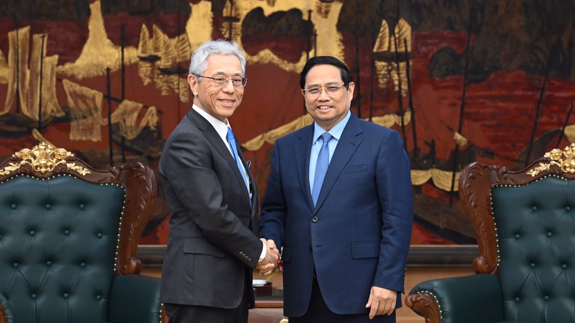 Le Premier ministre vietnamien Pham Minh Chinh (à droite) et Hori Kenichi, Pdg du groupe japonais Mitsui, le 27 novembre à Hanoï. Photo : Tran Hai/NDEL
