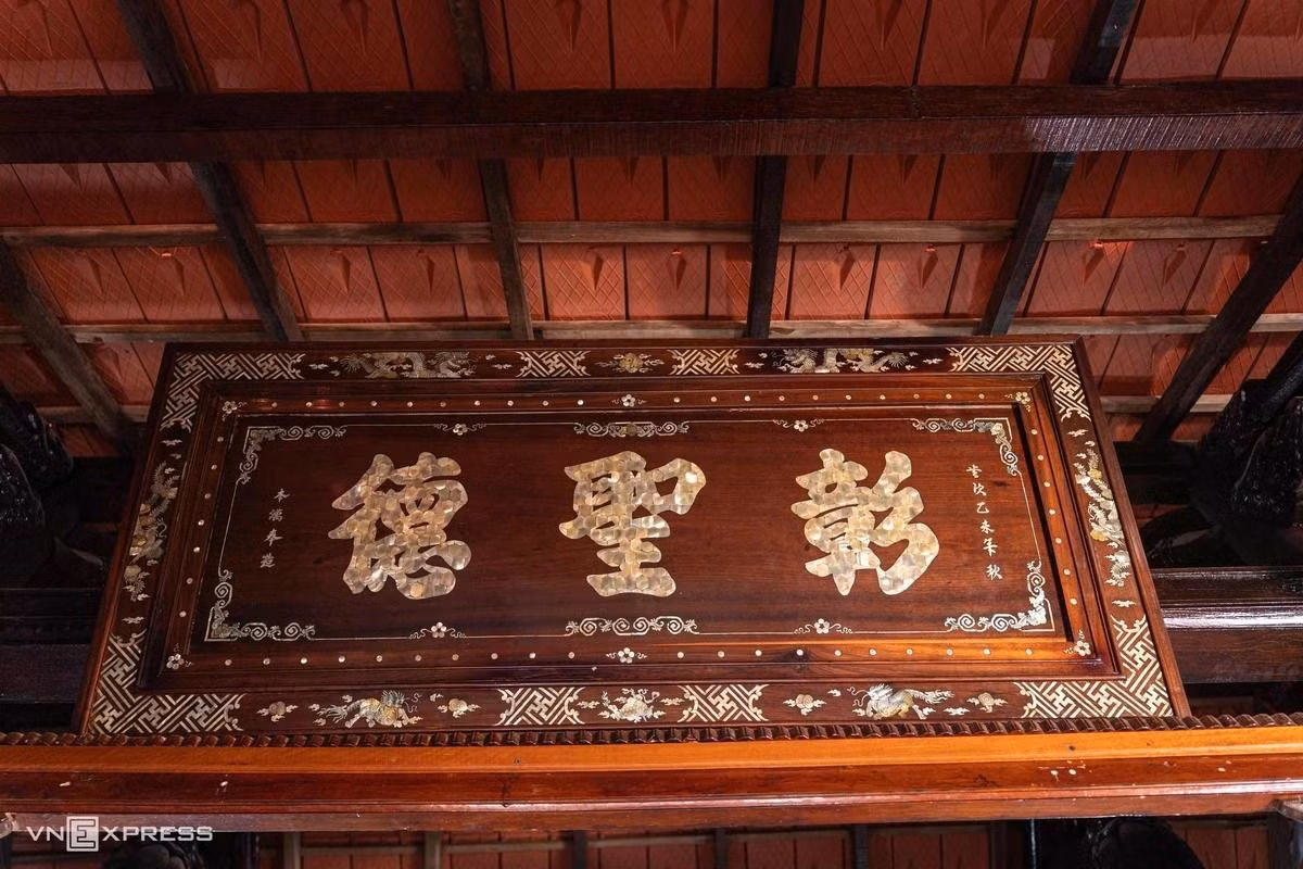 Une inscription horizontale en bois incrusté de nacre est installée dans la travée centrale du sanctuaire principal du temple de Tân. Photo : vnexpress.net