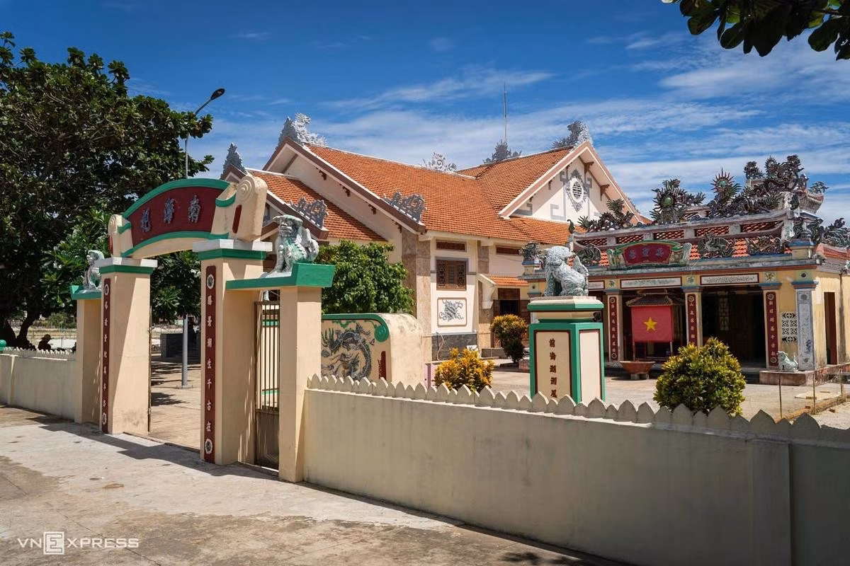 Le temple de Tân se trouve dans le hameau d’An Vinh, dans la zone administrative spéciale de Ly Son. Il a été construit en 1832, sous le règne de Minh Mang, puis reconstruit en 1901. Par la suite, en raison de l’érosion marine qui avait progressé profondément vers les terres, les habitants ont déplacé le sanctuaire et en ont construit un nouveau en 2002. Photo : vnexpress.net