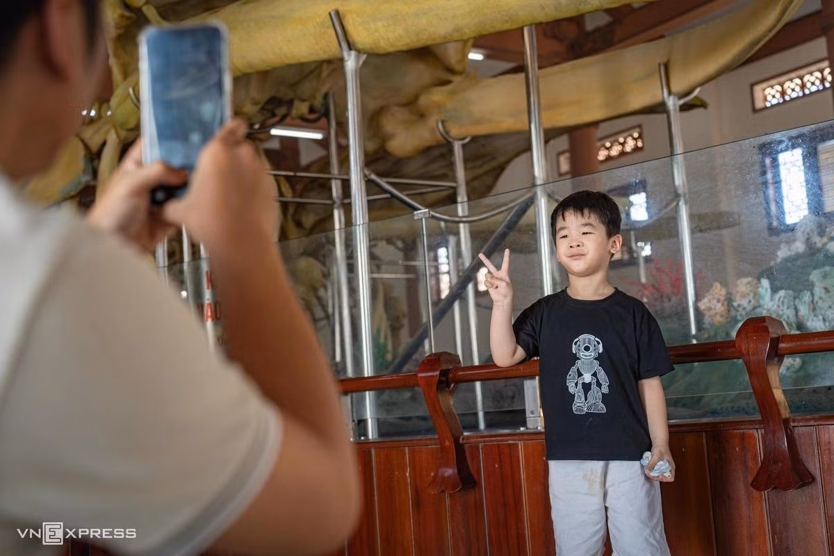 Le temple de Tân se trouve sur l’itinéraire touristique reliant plusieurs sites culturels et historiques de Ly Son. Les visiteurs peuvent notamment combiner leur découverte avec une halte à la maison communale du village d’An Vinh et à l’espace d’exposition consacré à la flotte de Hoang Sa chargée également de l’administration de Bac Hai, avant de poursuivre vers la pagode Hang, le mont Thoi Loi et la porte rocheuse de To Vo. Photo : vnexpress.net