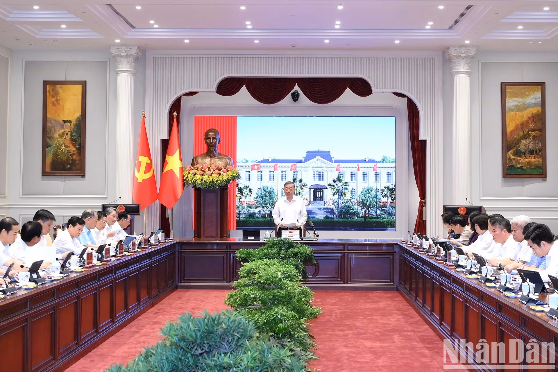 Pour conclure, le SG du PCV et président To Lam a appelé le gouvernement, l’Assemblée nationale, le Front de la Patrie du Vietnam, les autorités locales et l’ensemble de la société à unir leurs efforts afin que chaque Vietnamien puisse être protégé contre les principaux risques, accéder aux services essentiels et avoir les moyens de construire son avenir. Photo : NDEL